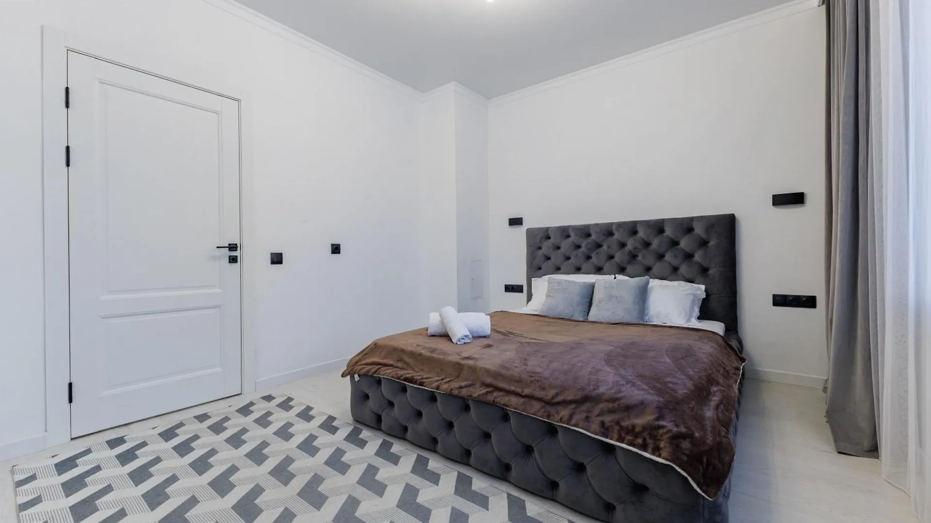 2 Комнатные Апартаменты Рядом С Байтерек Абу Даби Ботанический Сад Asztana Apartman
